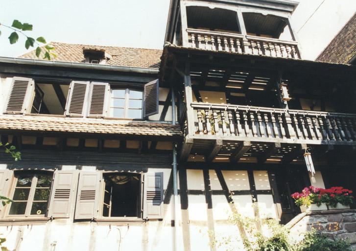 Mur-gouttereau sur cour du logis.