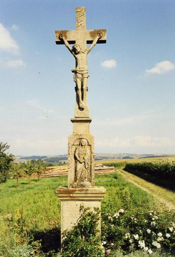 Croix de chemin (K), rue du Châtelet, datée de 1849.