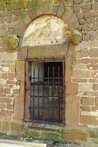 Tour, face nord, ancienne porte surmontée d'un tympan.