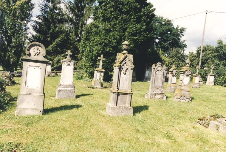 Vue de l'ancien cimetière autour de l'église.