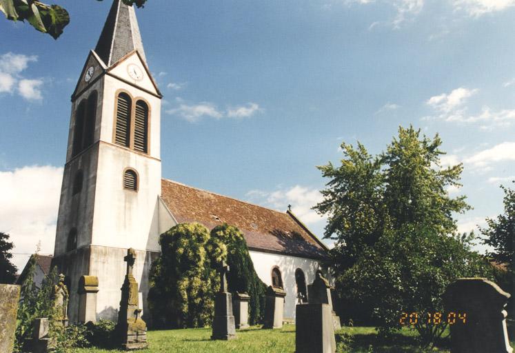 Vue d'ensemble prise du sud-ouest ; au 1er plan, les tombes dans l'ancien cimetière.