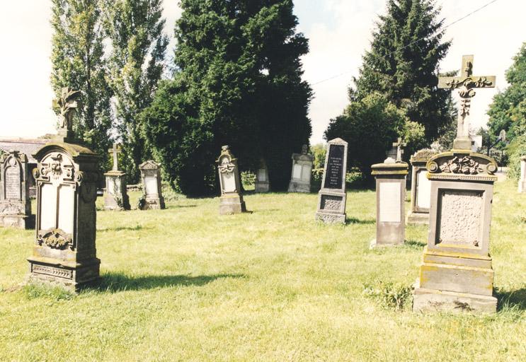 Vue de l'ancien cimetière autour de l'église.