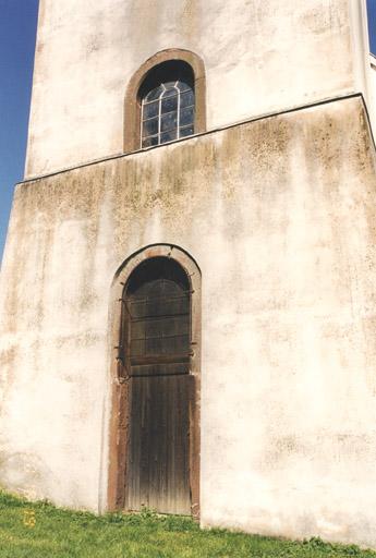 Partie inférieure de la tour, face ouest.