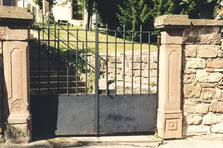 Porte sud du cimetière.