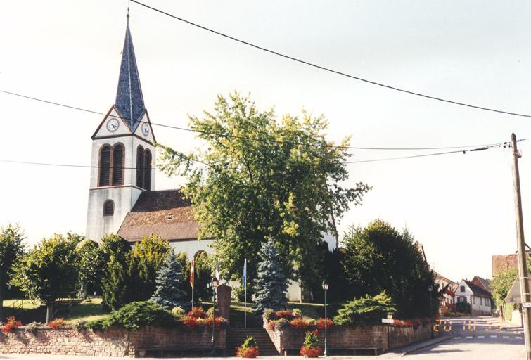 Vue de trois-quarts ; au 1er plan le monument aux morts.