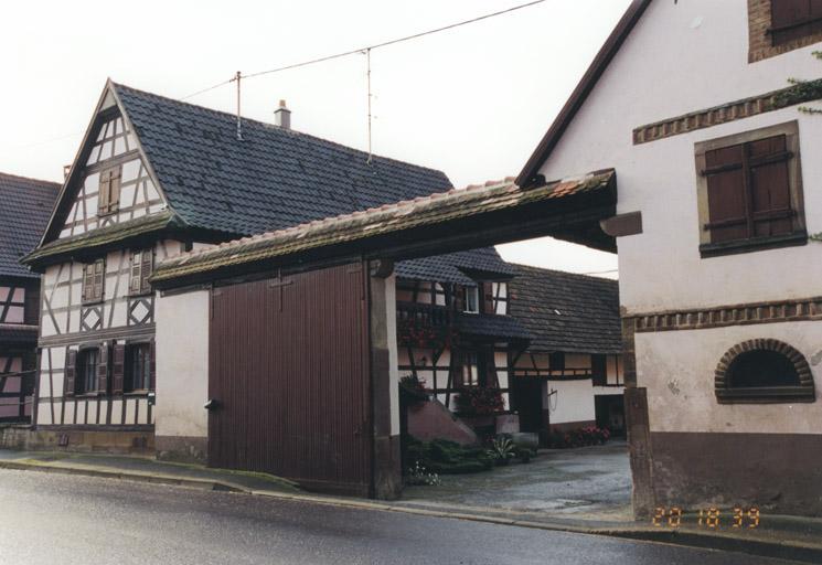 Vue de la ferme vers la cour.