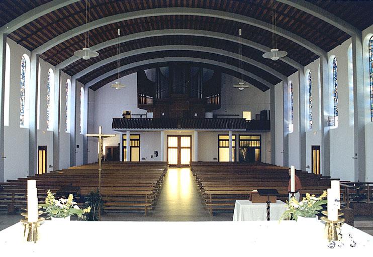 Vue de la nef et la tribune d'orgue, depuis le choeur.