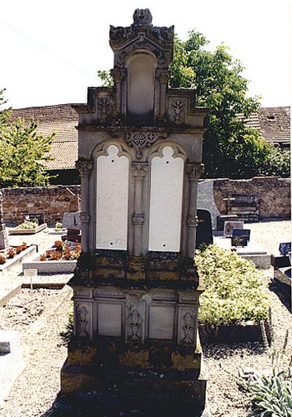 Vue d'ensemble du monument funéraire No 5.