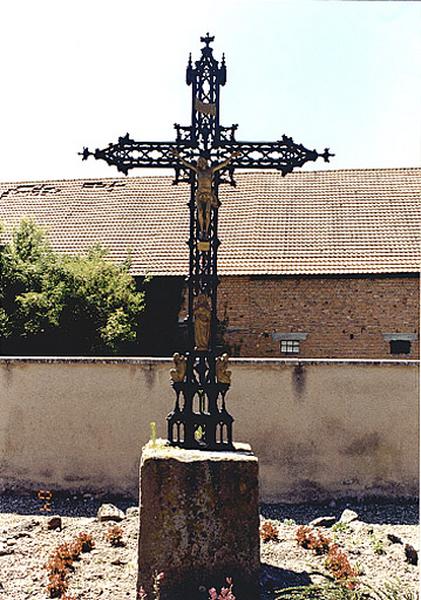 Vue d'ensemble d'une croix de cimetière.