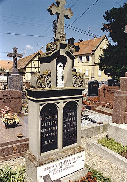 Vue d'ensemble du monument funéraire No 9.