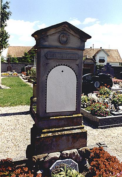 Vue d'ensemble du monument funéraire No 6.