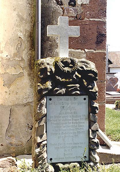 Vue d'ensemble du monument funéraire No 8.