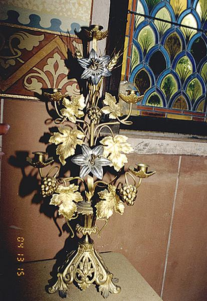 Vue d'ensemble de deux chandeliers d'autel.