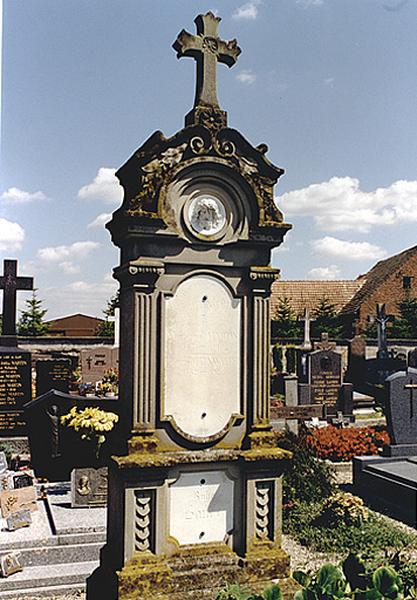 Vue d'ensemble du monument funéraire No 10.