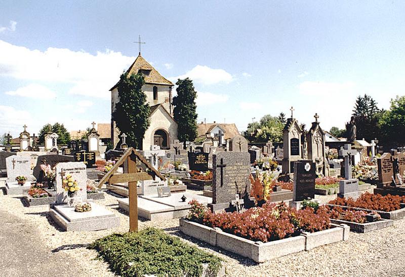 Vue d'ensemble de la chapelle et du cimetière, prise depuis le nord-ouest.