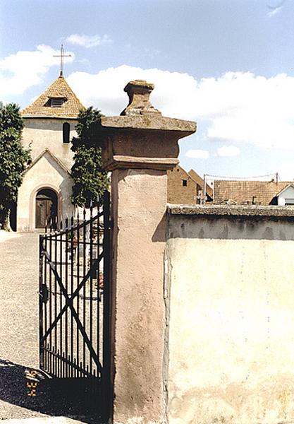 Vue du mur du cimetière et d'un pied-droit du portail.