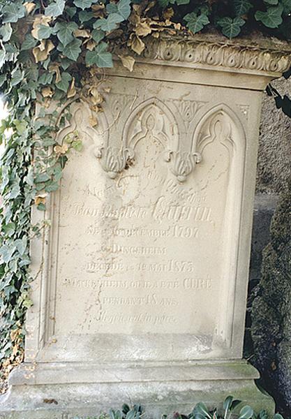 Vue d'ensemble du monument funéraire No 18.