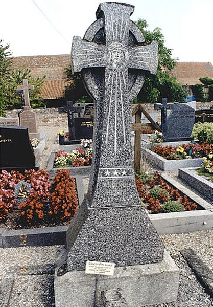 Vue d'ensemble du monument funéraire No 10.