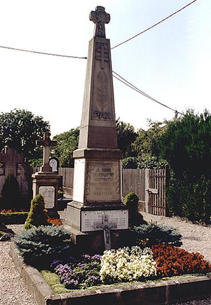 Vue d'ensemble d'un monument aux morts.