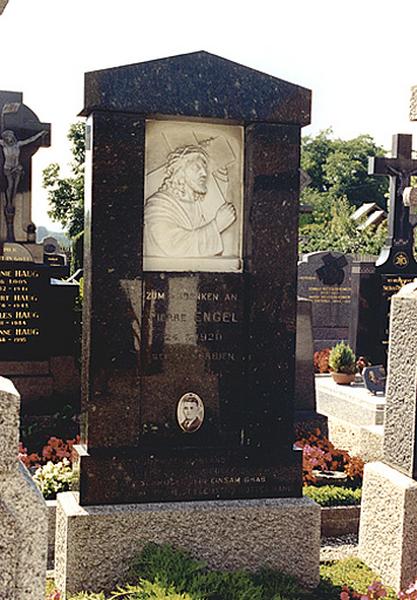 Vue d'ensemble du monument funéraire No 4.