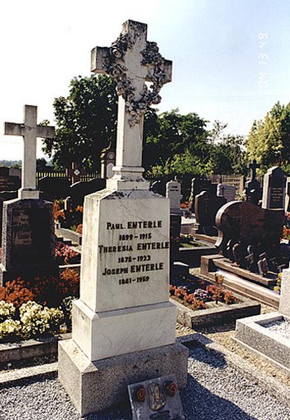 Vue d'ensemble du monument funéraire No 9.