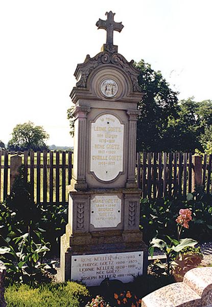 Vue d'ensemble du monument funéraire No 10.