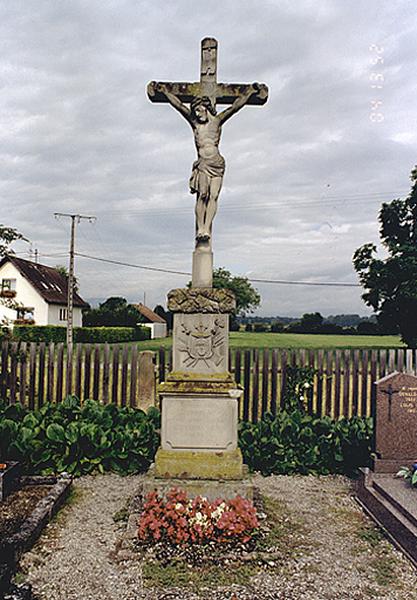 Vue d'ensemble d'une croix funéraire.