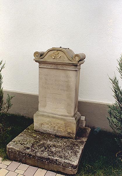 Vue d'ensemble du monument funéraire No 12.