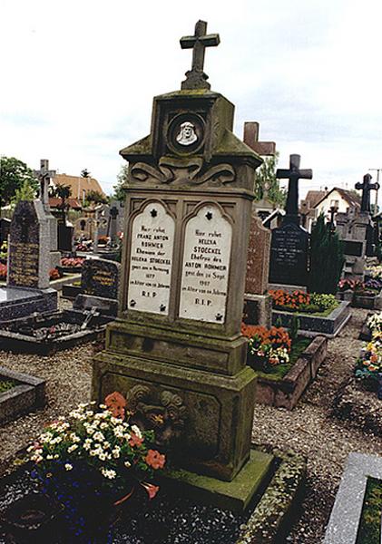 Vue d'ensemble du monument funéraire No 13.