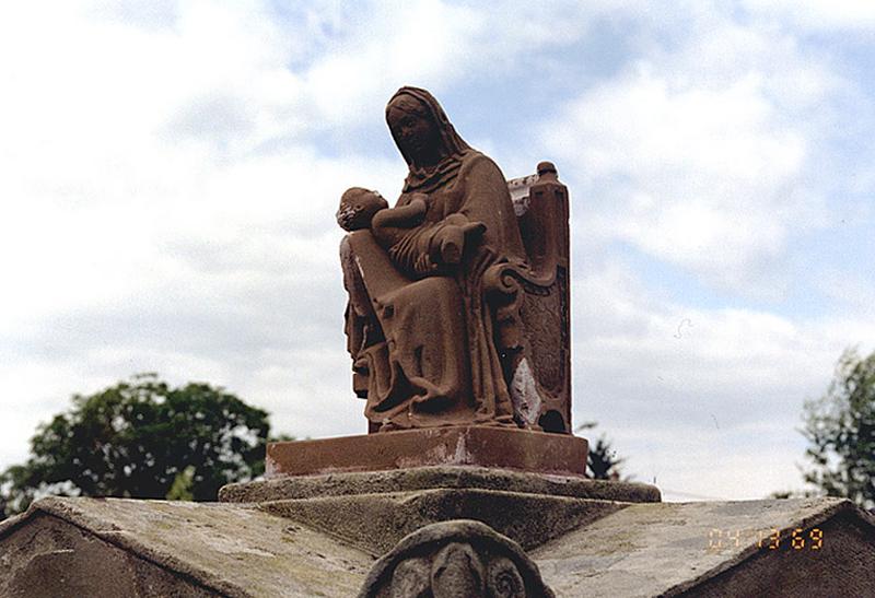 Détail du groupe sculpté.