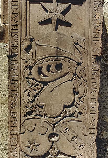 Détail du bas-relief héraldique.