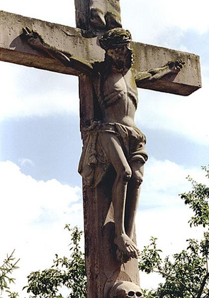 Croix de cimetière : Christ en croix