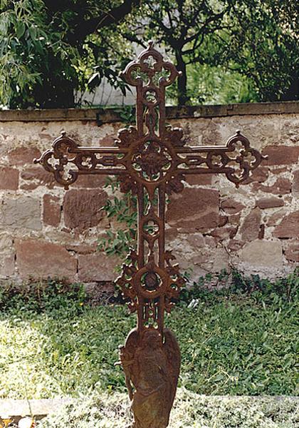 Vue d'ensemble d'une croix funéraire.