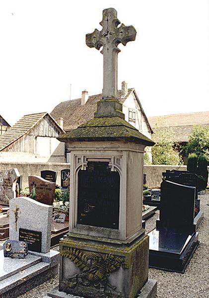 Vue d'ensemble du monument funéraire No 7, de I. Heckmann.