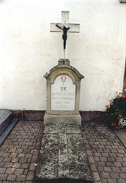 Vue d'ensemble du monument funéraire No 2, du curé A. Leslé.