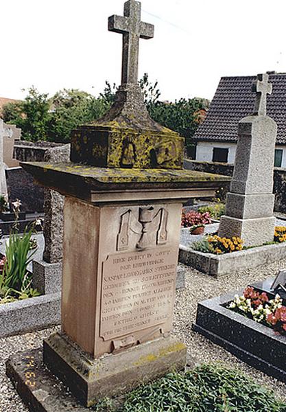 Vue d'ensemble du monument funéraire No 7.