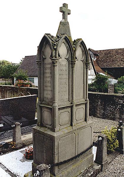 Vue d'ensemble du monument funéraire No 9.