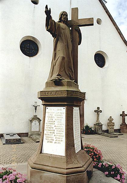 Vue d'ensemble du monument aux morts.