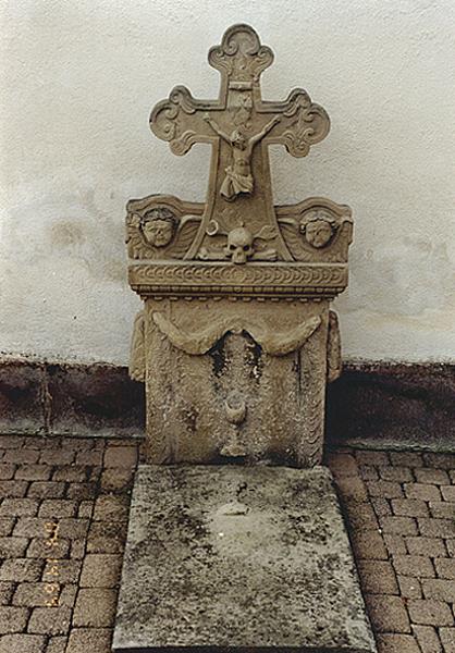 Vue d'ensemble du monument funéraire No 4.