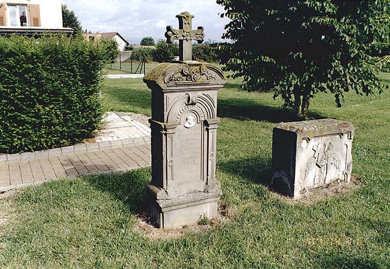 Vue d'ensemble du monument funéraire No 1 (à gauche) et du monument funéraire No 2 (à droite).