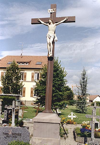 Vue d'ensemble d'une croix de cimetière.