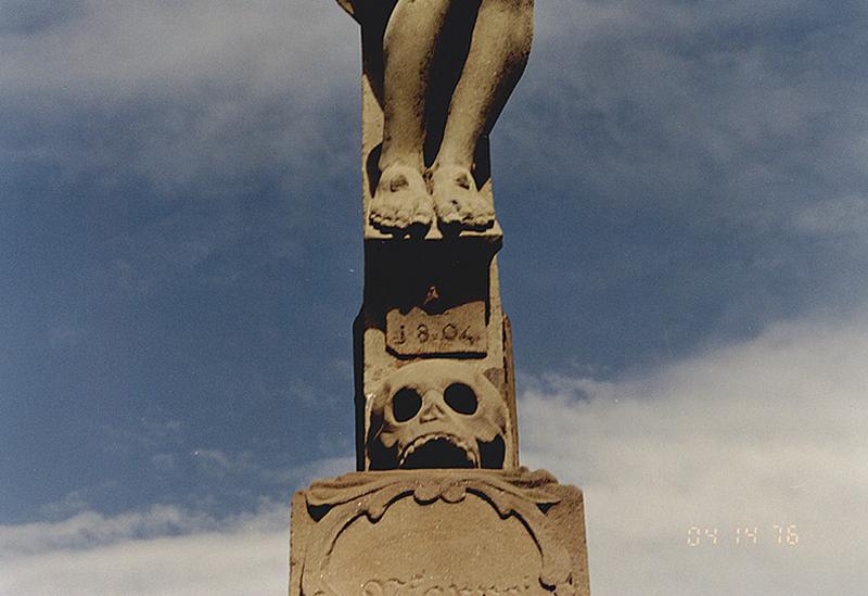 Croix de cimetière : Christ en croix