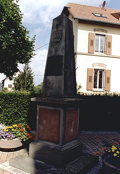 Vue d'ensemble d'un monument aux morts.