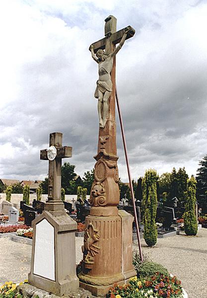 Croix de cimetière : Christ en croix
