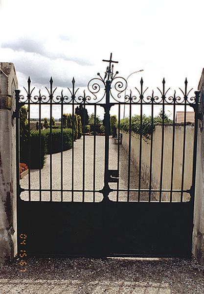 Vue de l'entrée principale et du portail.
