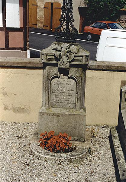 Monument funéraire du curé J. P. Ackher : détail de la base.