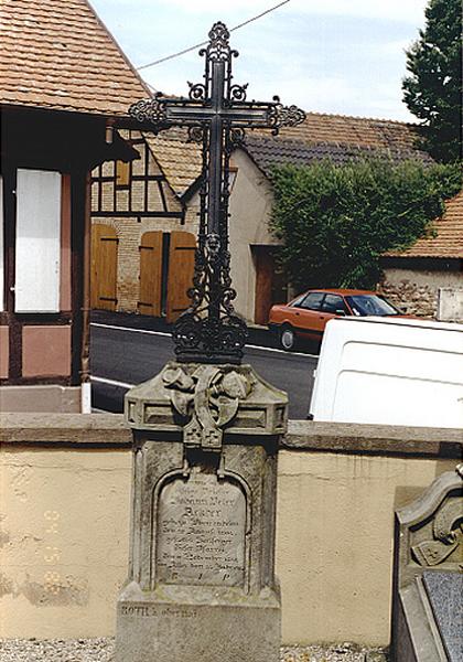 Vue d'ensemble du monument funéraire du curé J. P. Ackher.