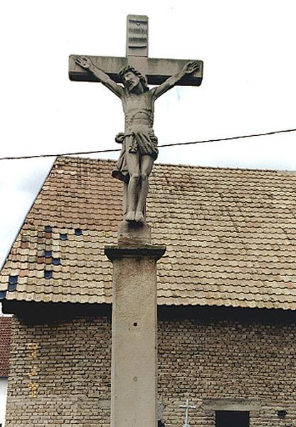 Croix de cimetière : Christ en croix