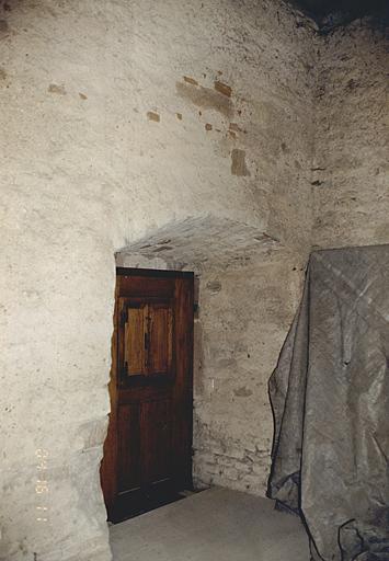 Vue de la porte desservant depuis le choeur le premier étage de la tour clocher.