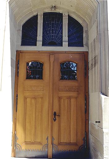 Vue de l'entrée principale, de la menuiserie et de sa verrière.